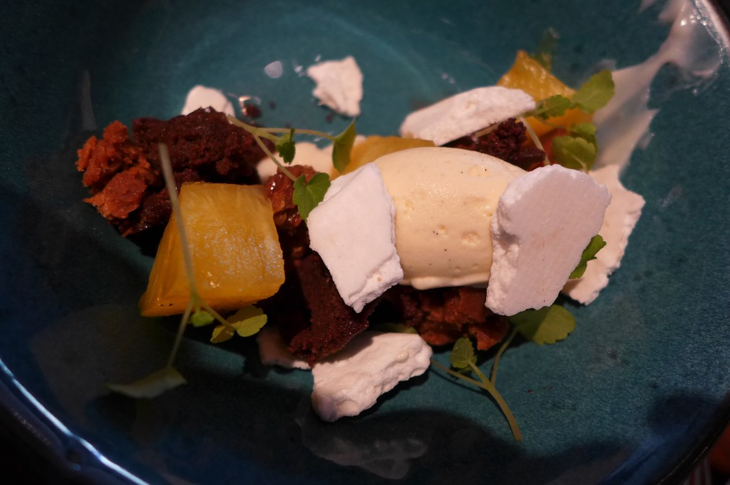 Meringue, chocolat, ananas © GP