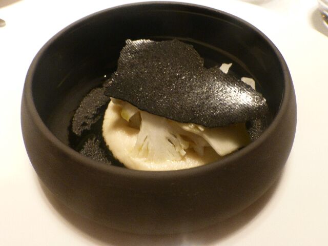 Ail noir, chou fleur et calamar © DC