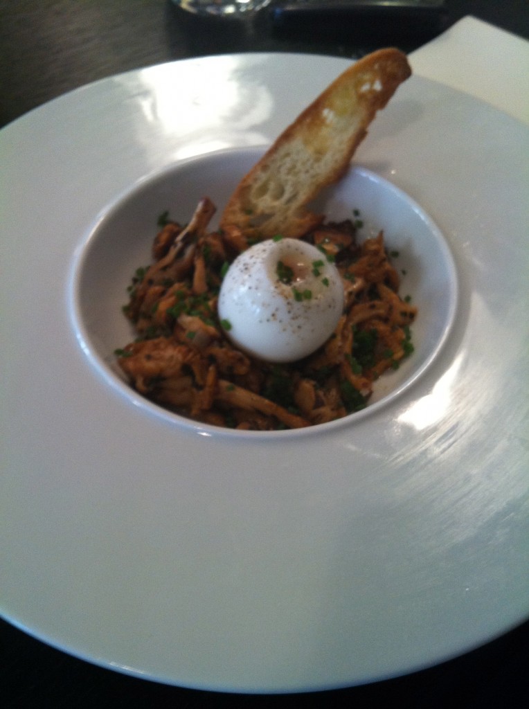 Oeuf poché et champignons © AN