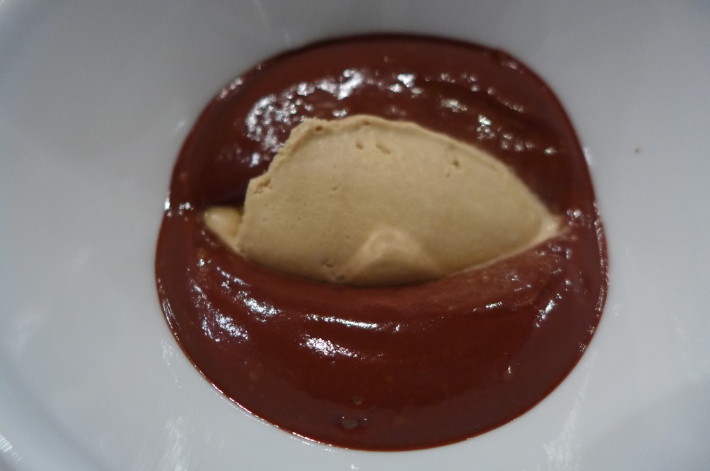 Soupe de chocolat et glace réglisse © GP