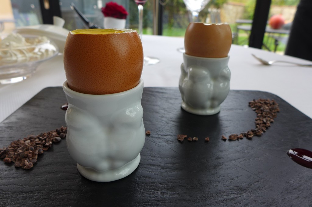 Oeuf tiède au chocolat et sabayon au rhum © GP