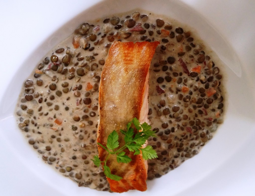 Pavé de saumon à la crème de lentilles © SK