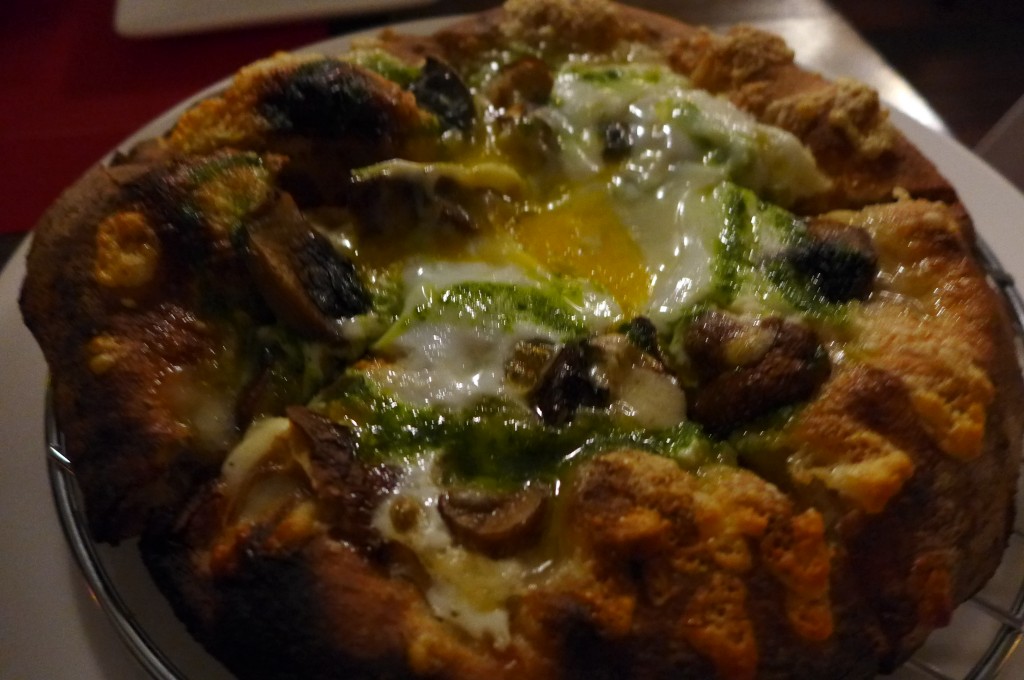 Pizza champignons, ricotta, fontina, oeuf © GP