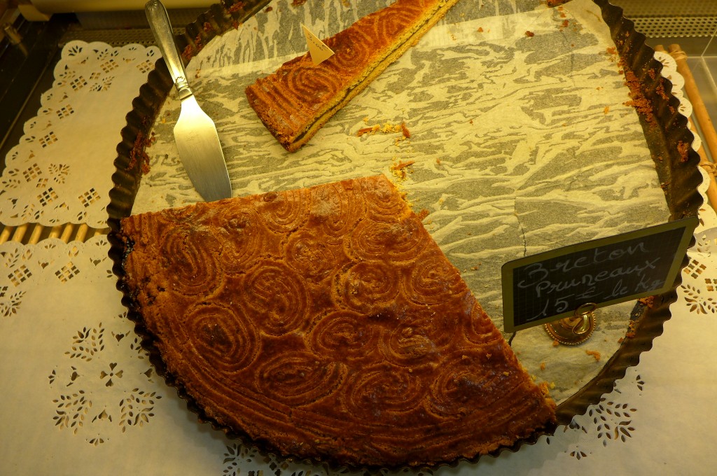Gâteau breton aux pruneaux © GP