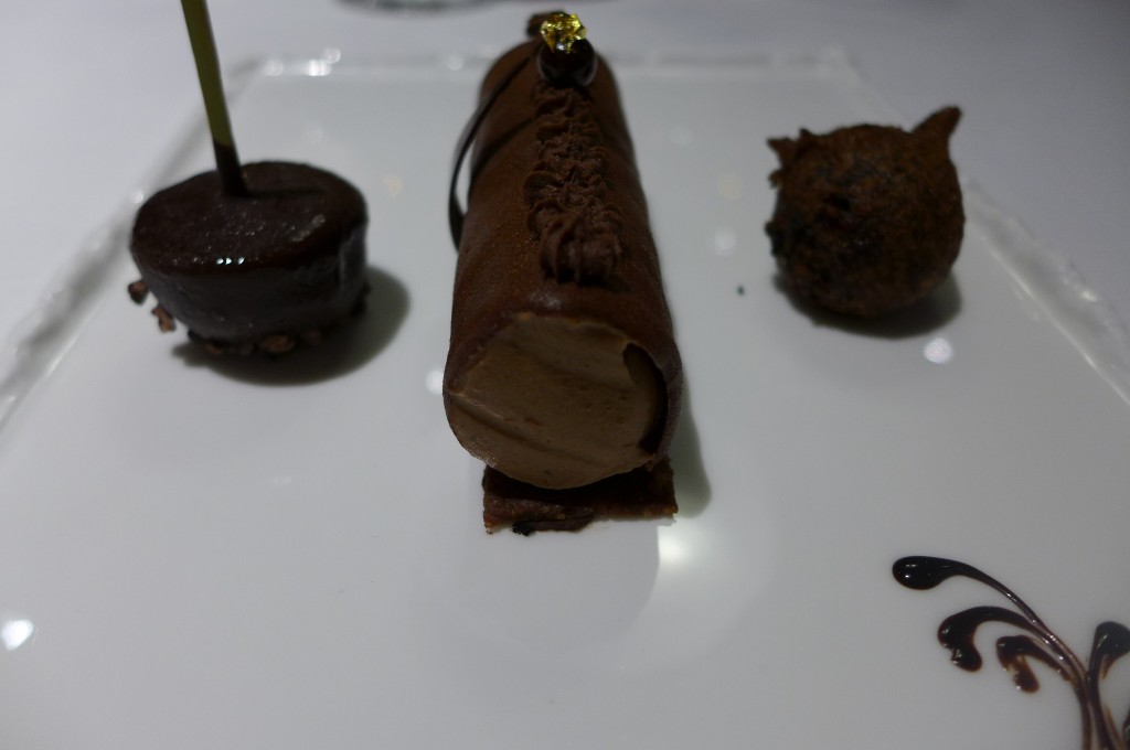 Craquant de chocolat et praliné au beignet coulant et sorbet © GP