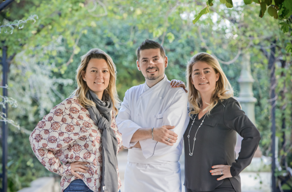 Sophie et Caroline Rostang avec le chef Anthony Le Fur © DR