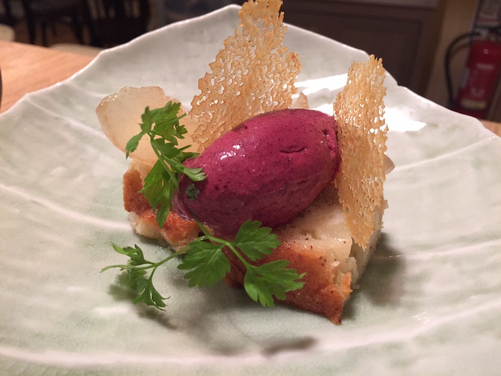 Cassis, coco, poire, riz grillé © DR