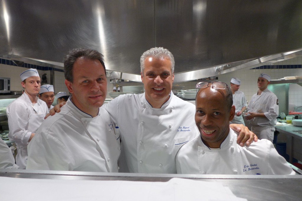 Chris Muller, Eric Ripert et Eric Gestel en cuisine © GP