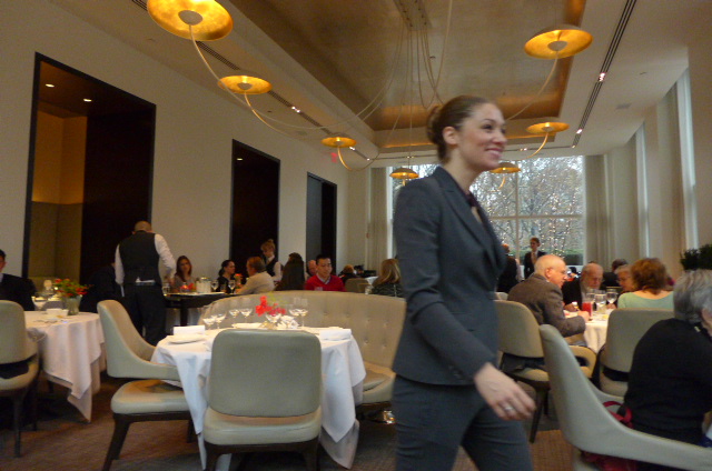 Anne Schneider et le service © GP