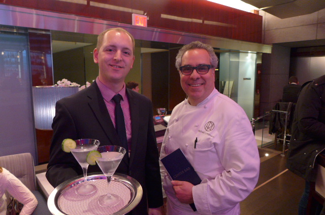Le serveur, les cocktails et Michael Lomonaco © GP