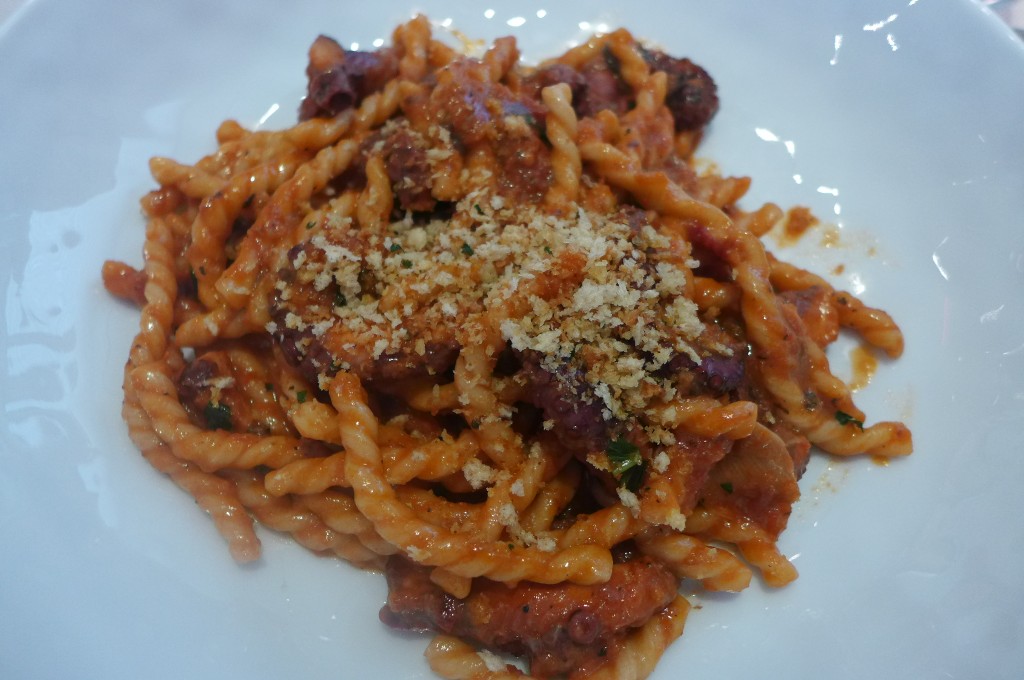 Fusilli au poulpe, moelle et tomate © GP