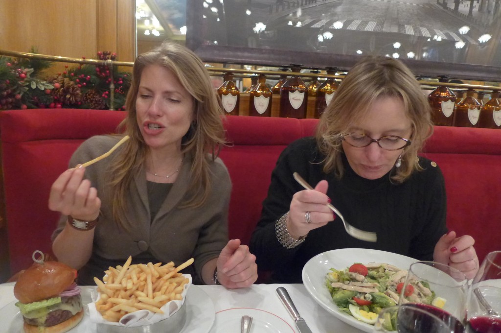 Deux amies entre burger et salade de poulet © GP