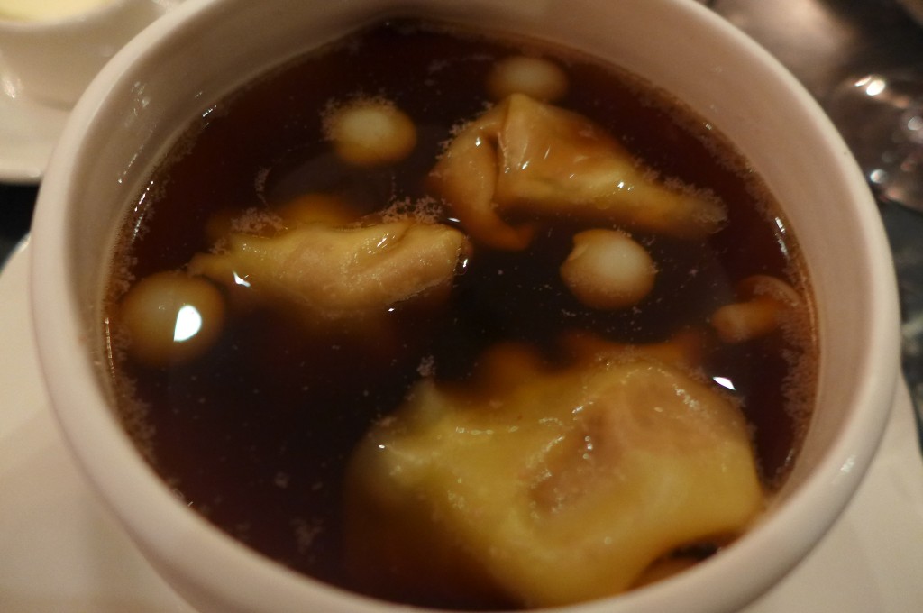 Consommé de volaille et ravioles de foie gras © GP