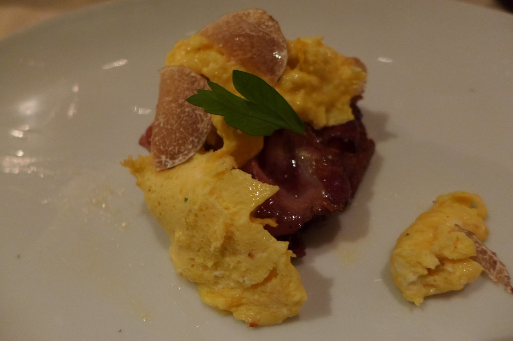 Oeufs brouillés et truffe et galette de pomme de terre au lard © GP