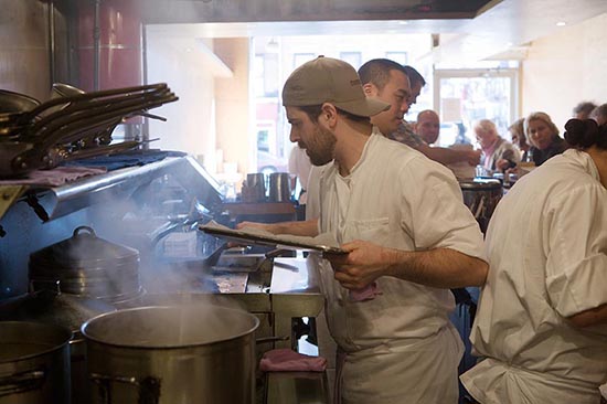 En pleine action en cuisine © Maurice Rougemont