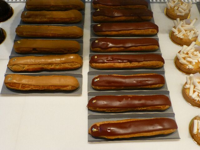 Eclairs et tartes citron © DC