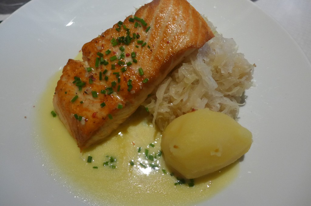 Saumon poêlé à la choucroute © GP