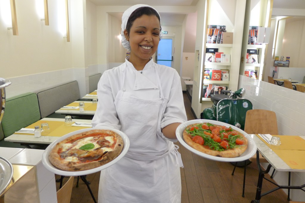 Les pizzas et la cuisinière © GP