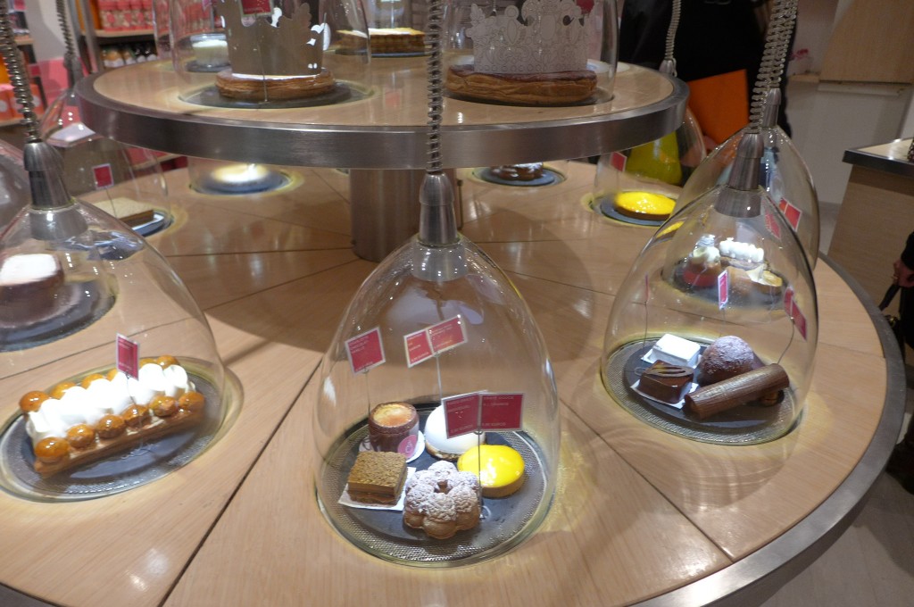 Pâtisseries sous cloche © GP