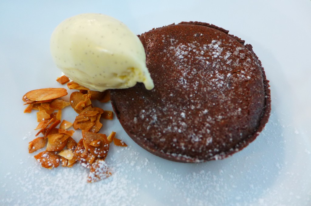 Tarte au chocolat et glace vanille © GP