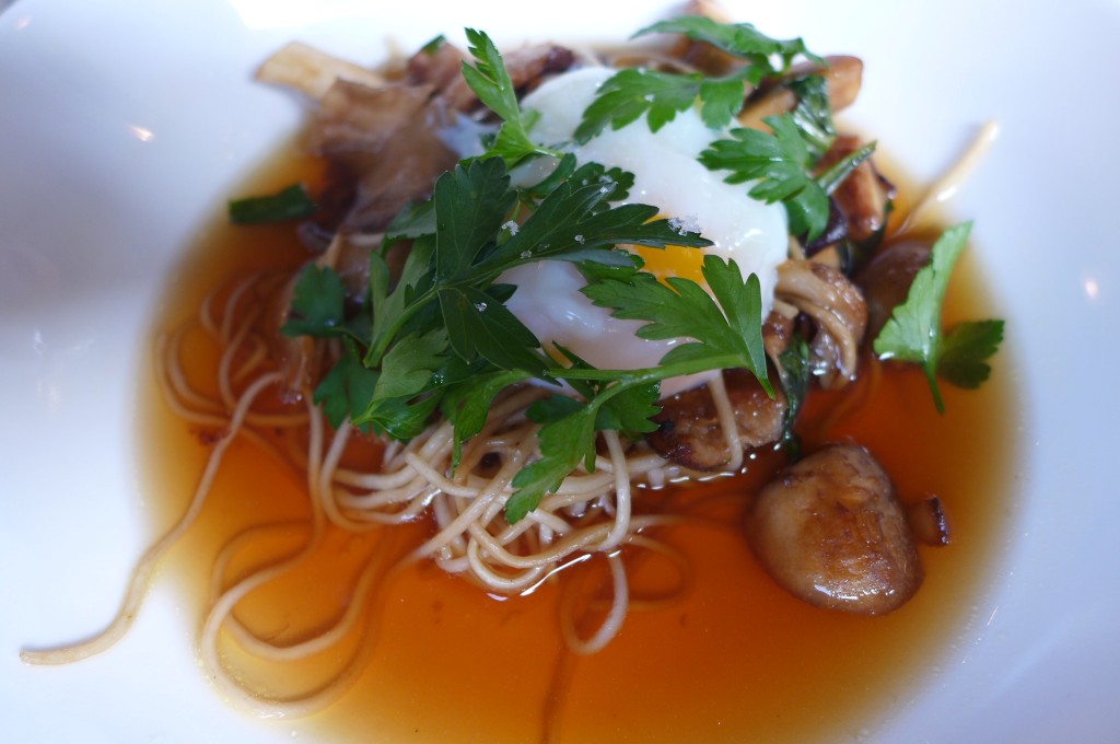 Oeuf, bouillon, nouilles © GP
