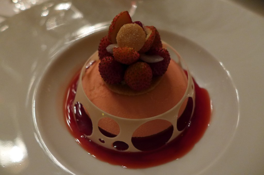 Mousse légère au champagne litchis fraises des bois © GP