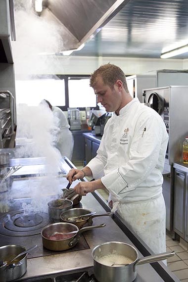 Christopher en cuisine © Maurice Rougemont