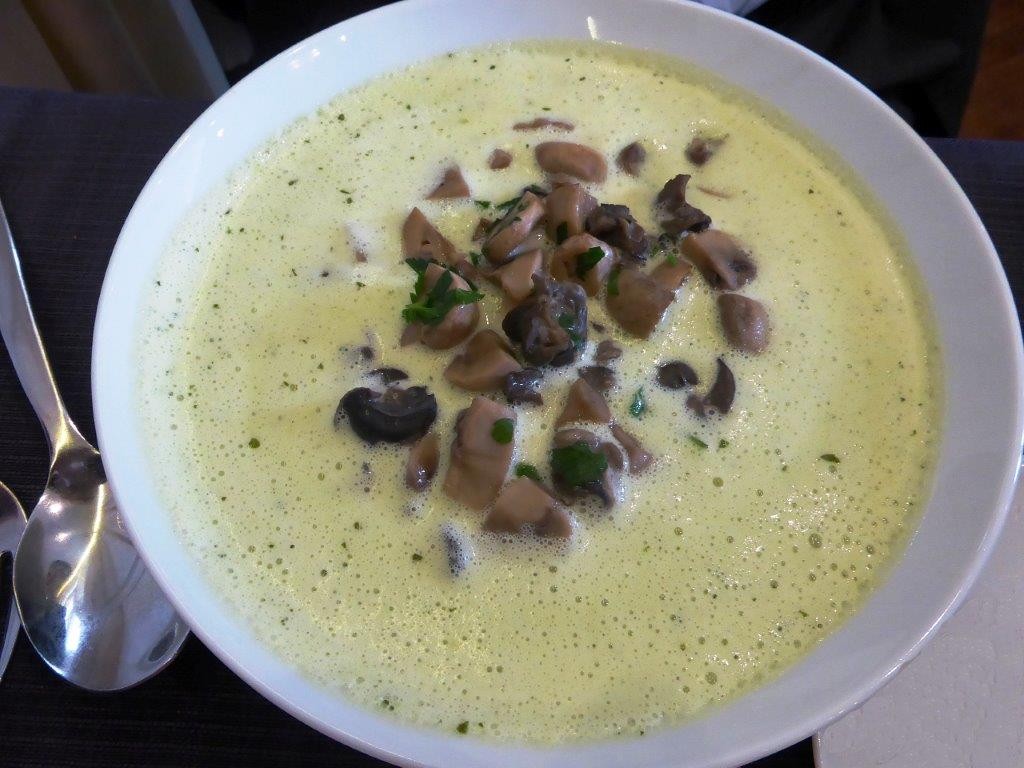 Escargots de Bourgogne et champignons © AA