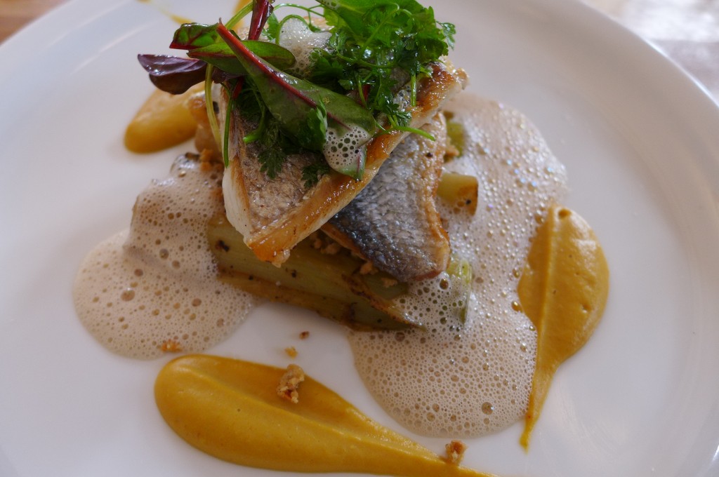 Dorade et poireaux grillés © GP
