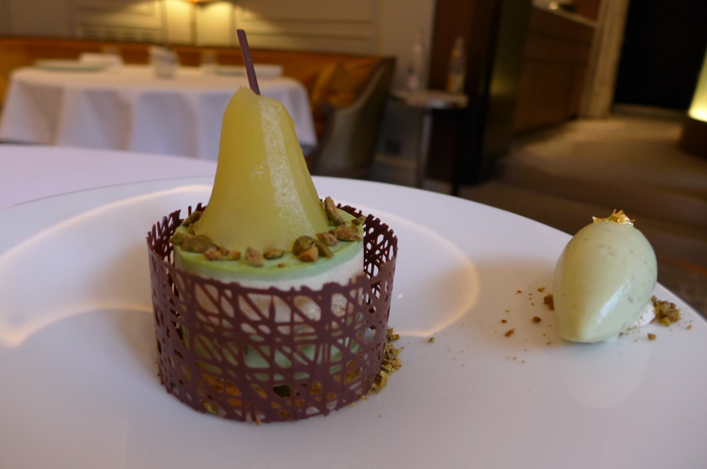 Poire pochée pistache caramel © GP