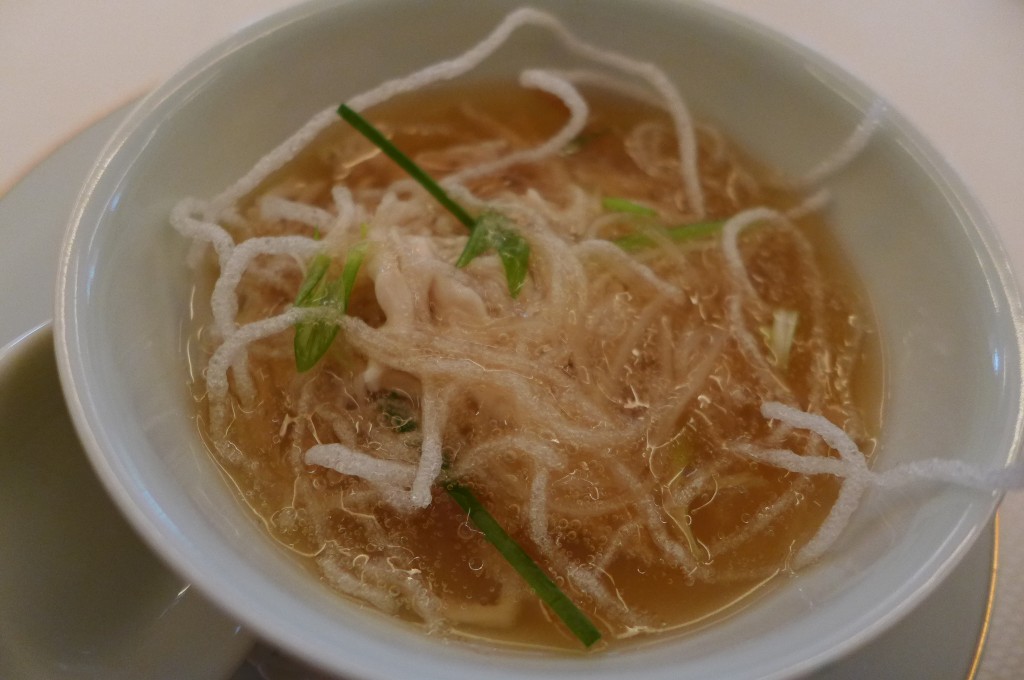 Bouillon de poulet aux nouilles © GP