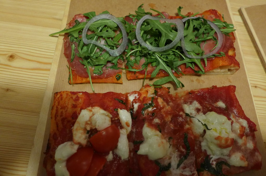 Pizzas roquette et oignons, buffala e basilico © GP