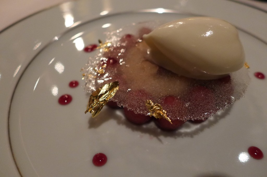 Poire au vin, opaline et sorbet yaourt © GP