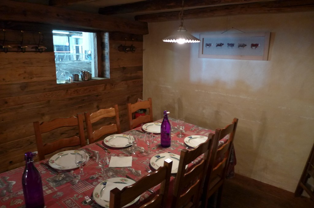 Une table avec vue sur l'étable © GP