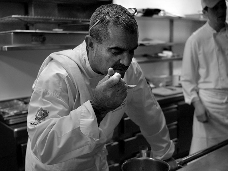 Dominique Frérard en cuisine © DR