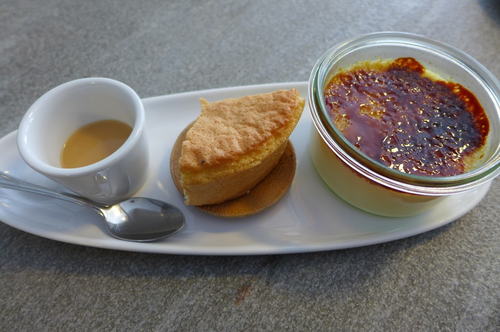 Café, gâteau de Savoie, crème brûlée © GP