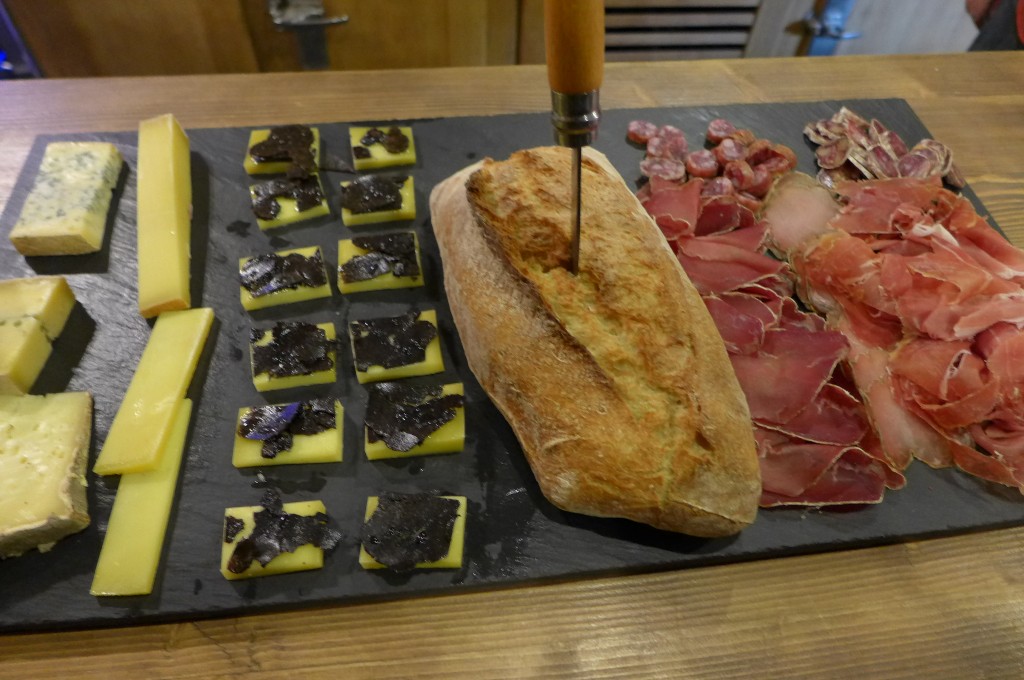 Planche de fromages et charcuteries © GP