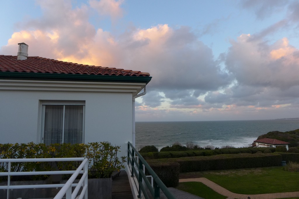 Vue sur la mer depuis une terrasse © GP
