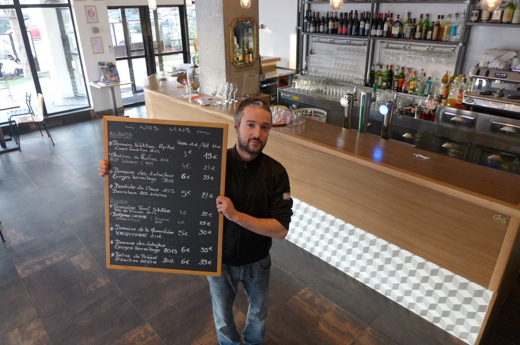 Jérémy, le comptoir et l'ardoise du vin © GP
