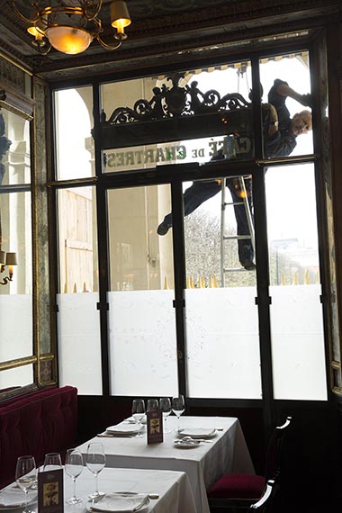 Europe/France/Paris. Restaurant le Grand Véfour. Laveur de carreaux