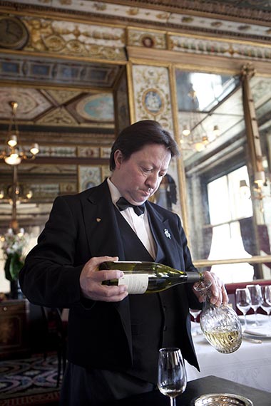 Europe/France/Paris. Restaurant le Grand Véfour. Le sommelier