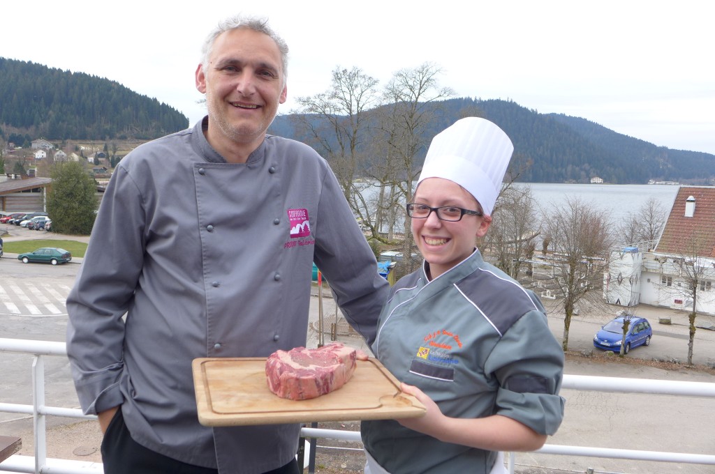 Valérian Privat, son assistante et la côte de boeuf © GP