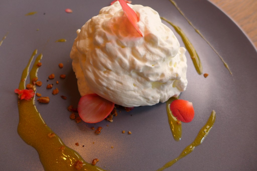 Financier, granola, chantilly à la rose © GP