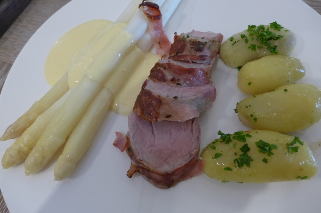 Filet de porc en croûte de lard, sauce hollandaise © GP