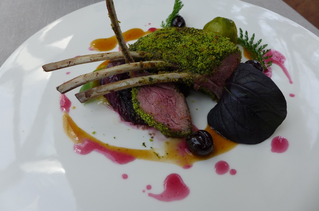 Carré d'agneau en croûte d'herbes © GP