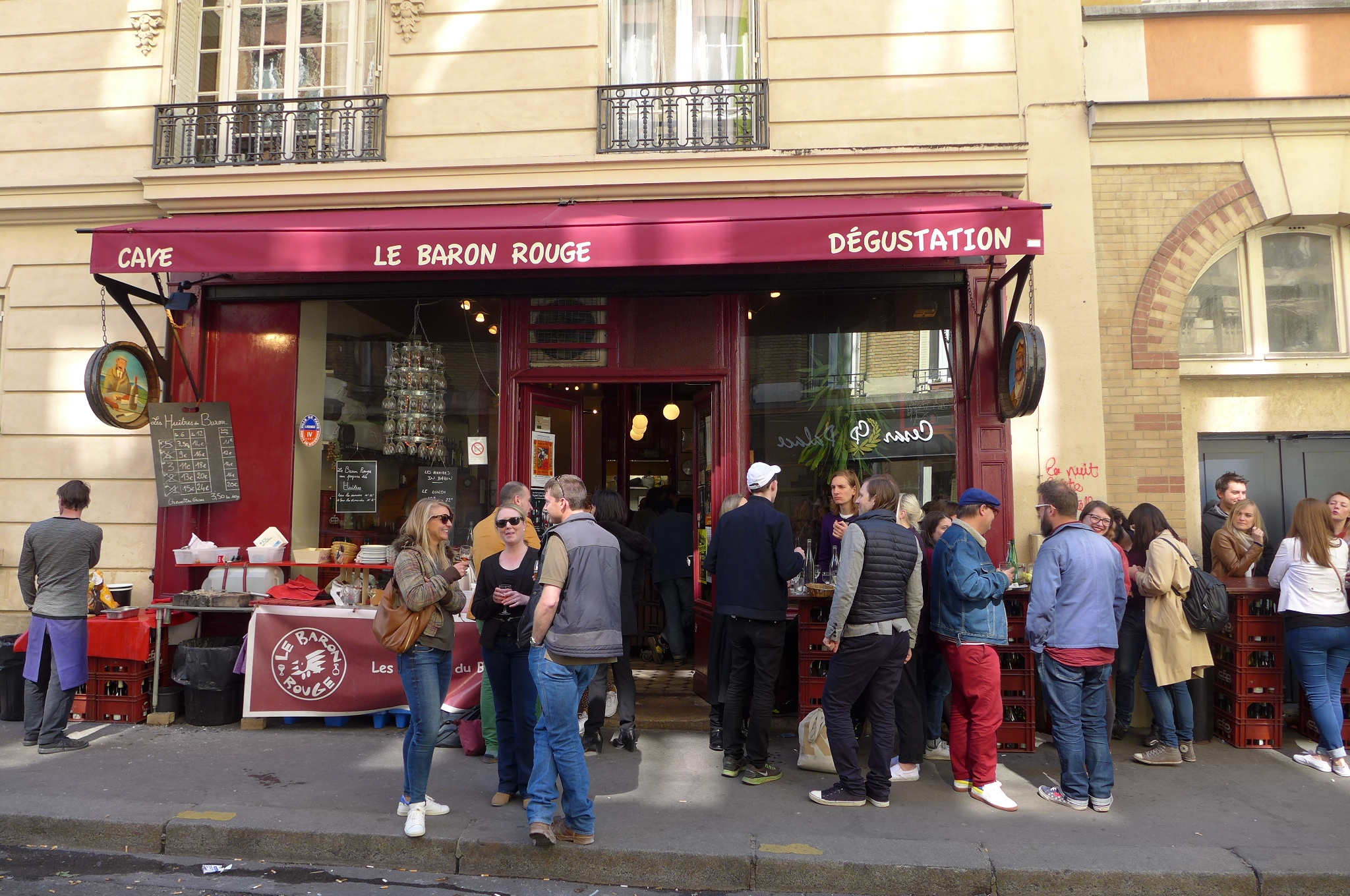 1 Rue Théophile Roussel – Un bar à vins de quartier mythique et minuscule d'Aligre, où l'on se presse pour déguster des huîtres sur le trottoir et du vin au tonneau.