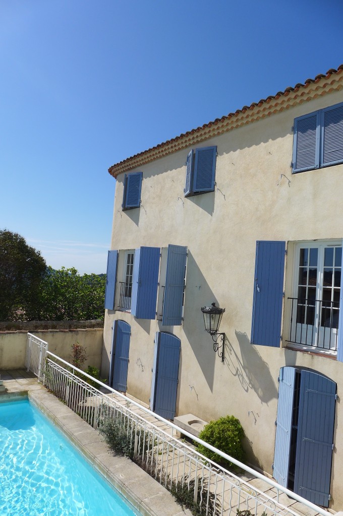 Façade sur la piscine © GP