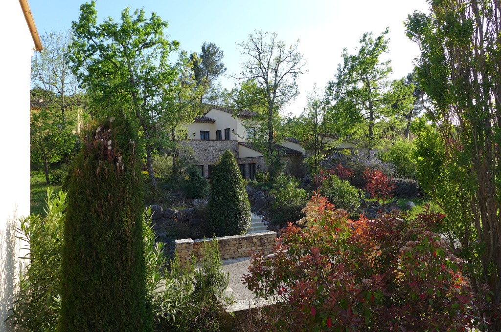 Maisons dans la végétation © GP