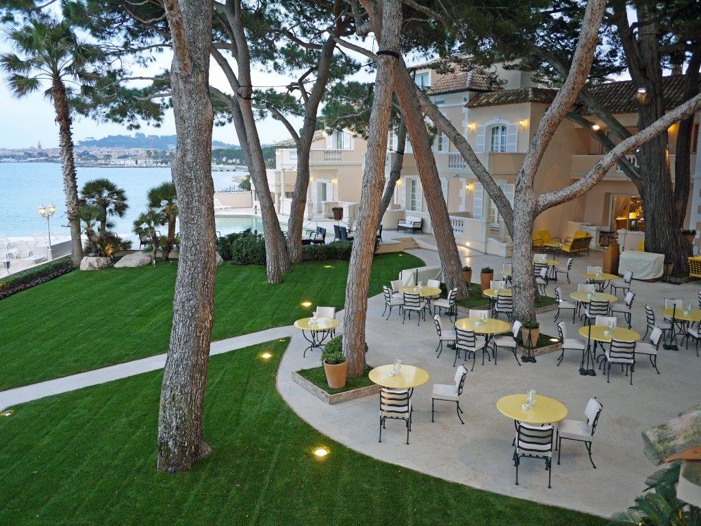 La terrasse et la mer © AA