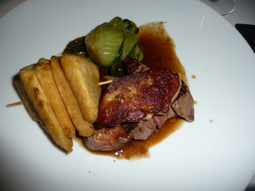 Boeuf pays en rossini, fruit à pain braisé et bok choïpointu © TK